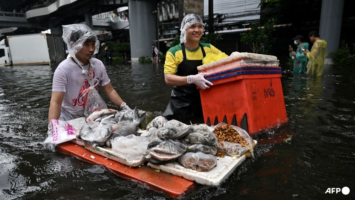 Bangkok Markets Reopen as Shoppers Navigate Floodwaters in Kayaks