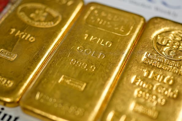 Gold Stalls as Rate Hike Expectations Linger