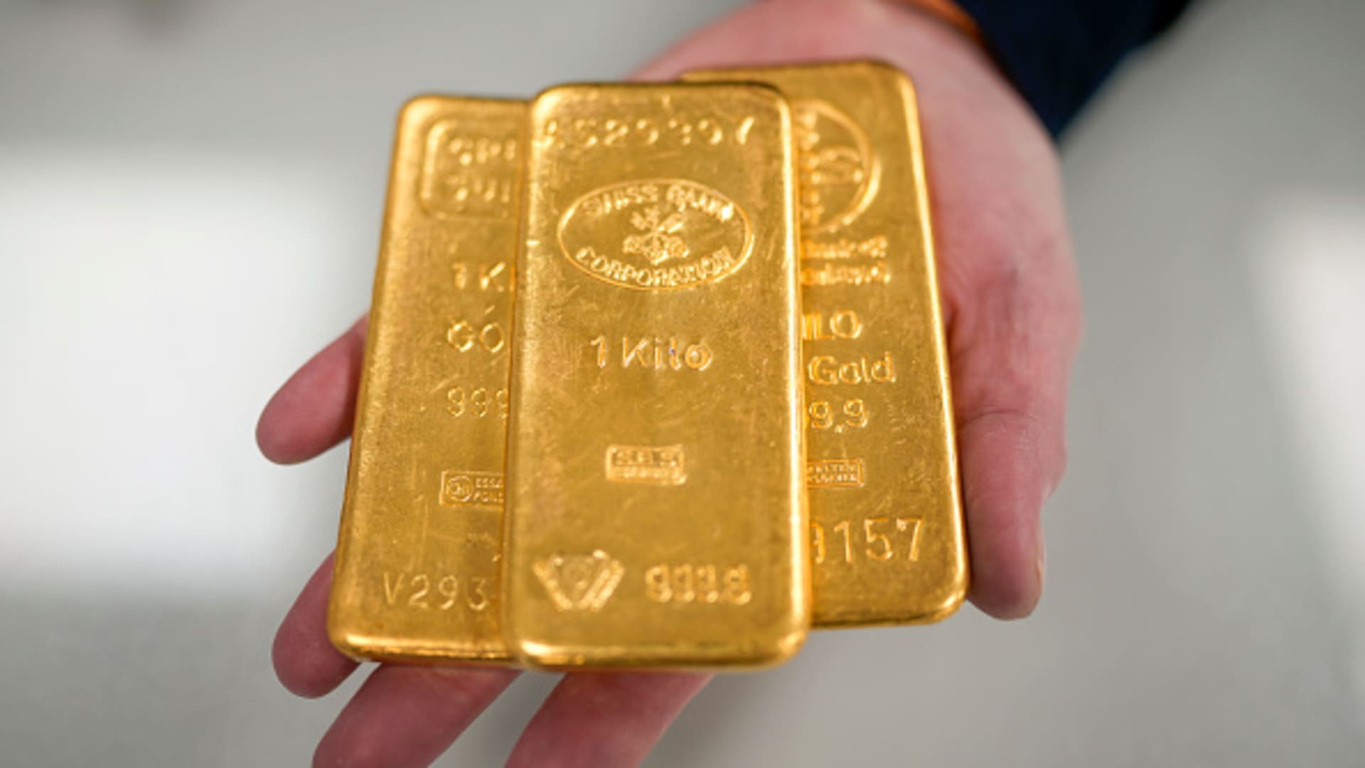 Gold Faces Monthly Decline as Inflation Data Looms and Rate Hikes Loom