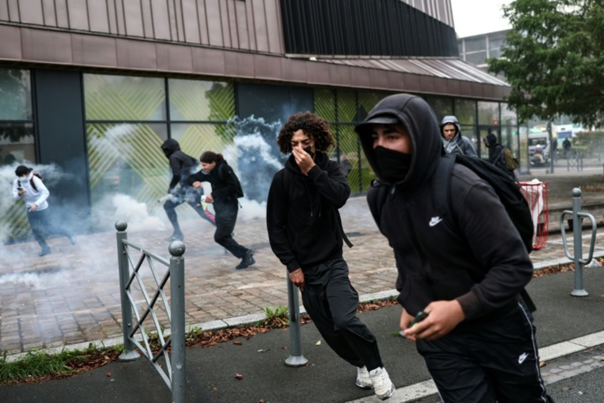 Dozens Injured in Nationwide French Student Protests Over School Conditions