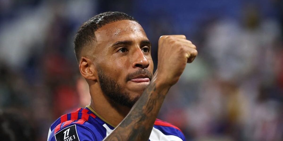 Lyon Dominates Rennes 4-0 Amid Controversial Banner Interruption Lyon Dominates Rennes 4-0 Amid Controversial Banner Interruption