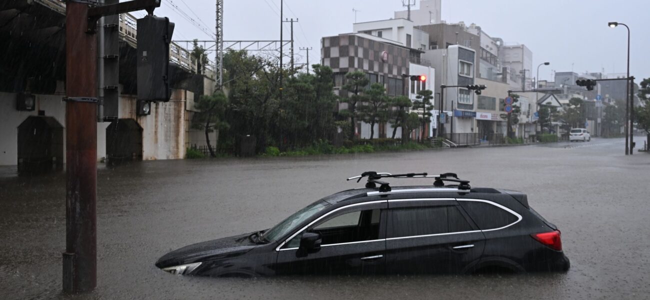 Typhoon Threatens Tokyo with Floods and Landslides as Strong Winds Loom Typhoon Threatens Tokyo with Floods and Landslides as Strong Winds Loom