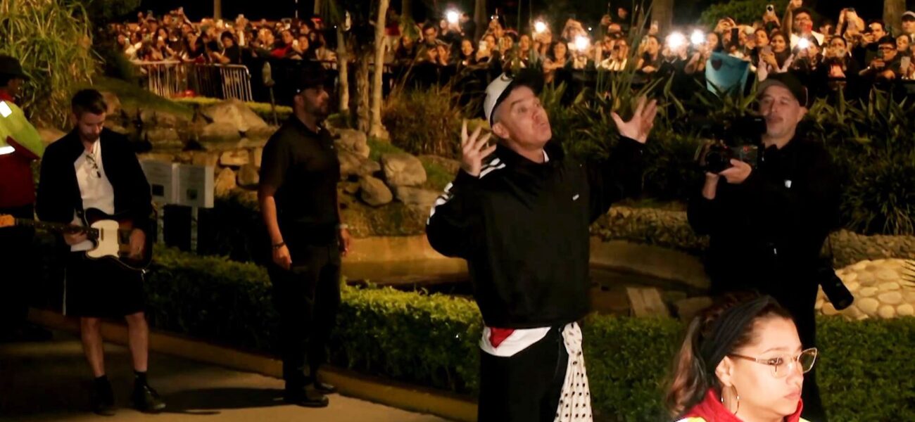 Robbie Williams Performs Impromptu Song for Fans After Peru Show Cancellation