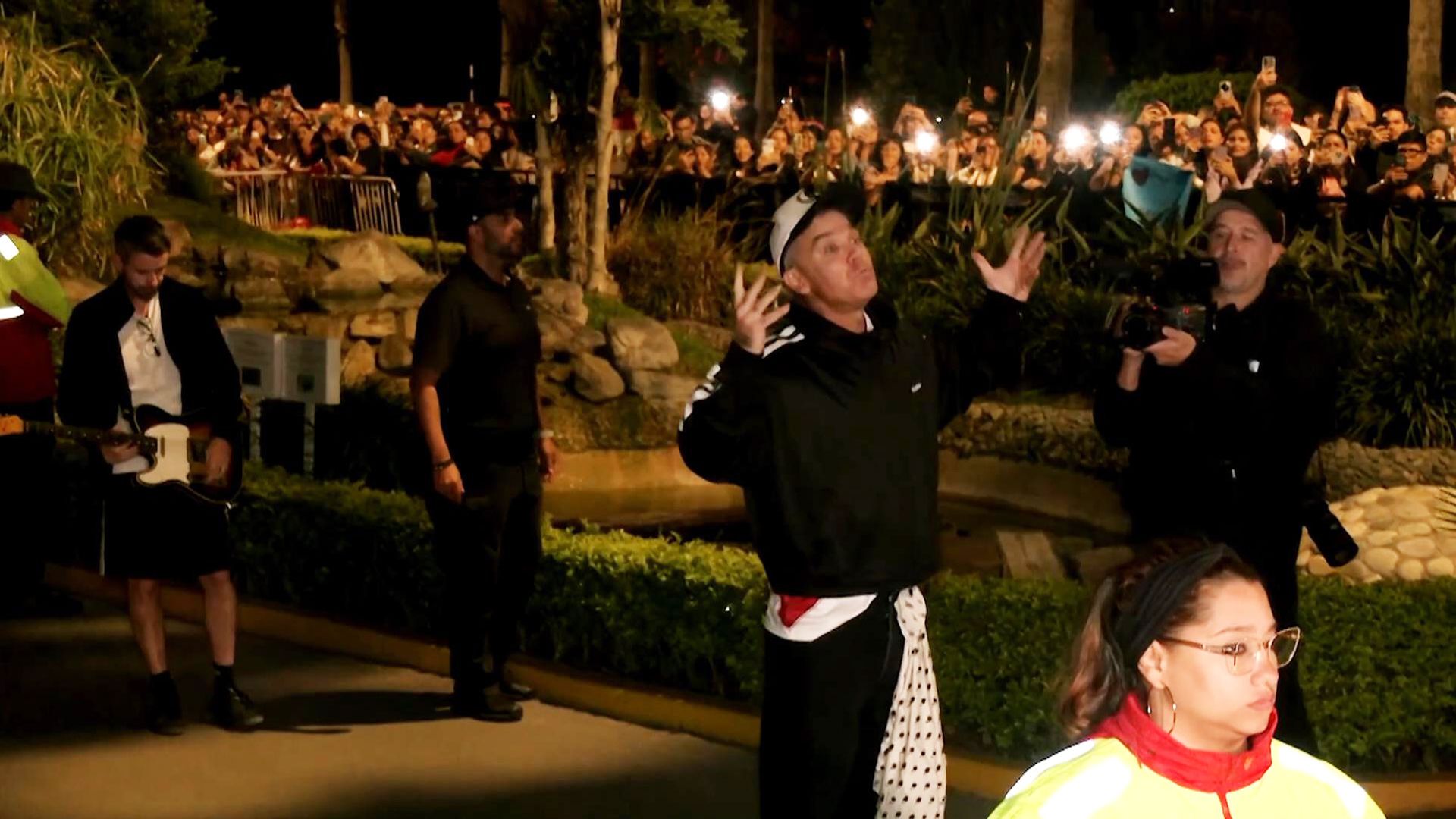 Robbie Williams Performs Impromptu Song for Fans After Peru Show Cancellation
