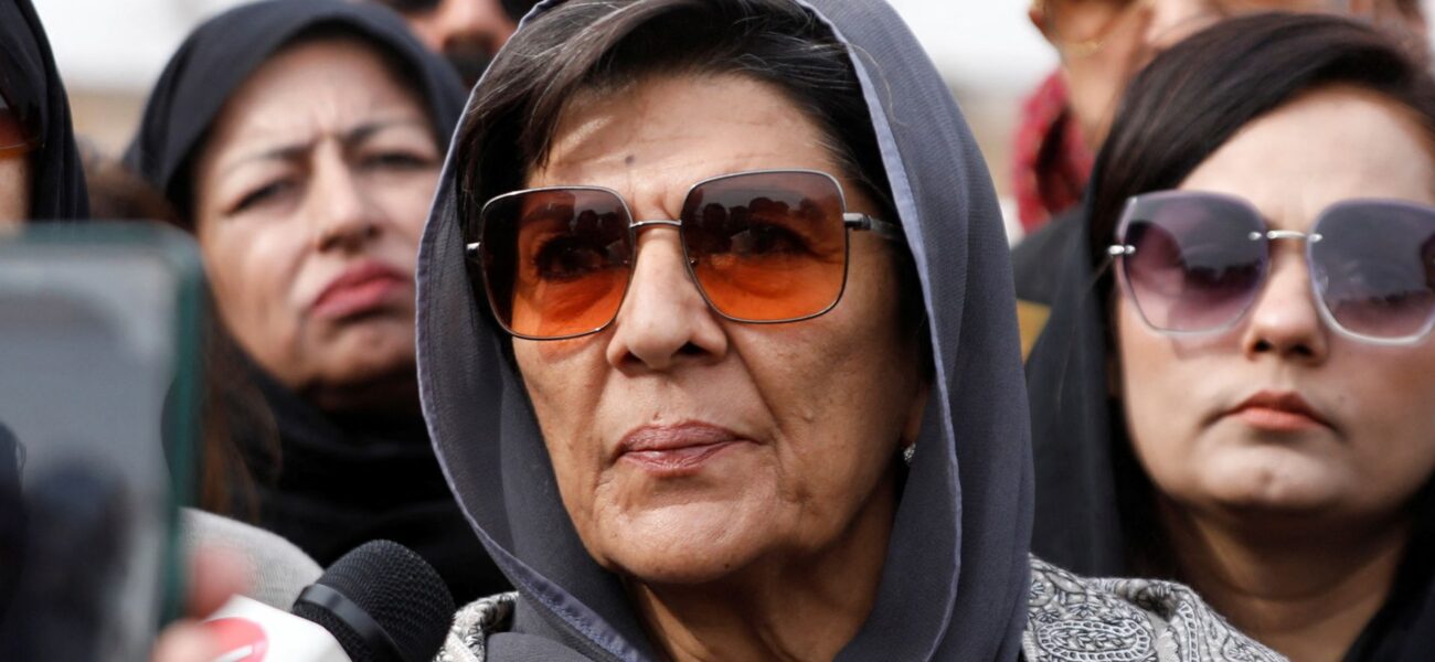 Pakistan Police Detain Ex-PM Imran Khan’s Sister Before Protest Pakistan Police Detain Ex-PM Imran Khan’s Sister Before Protest
