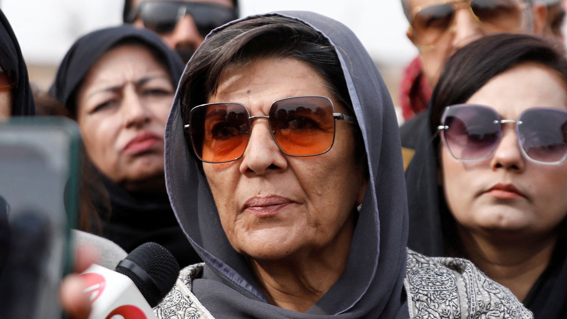Pakistan Police Detain Ex-PM Imran Khan’s Sister Before Protest Pakistan Police Detain Ex-PM Imran Khan’s Sister Before Protest