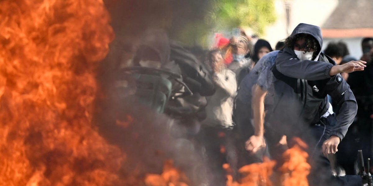 France Student Protests Escalate Nationwide: 560+ High Schools Disrupted Amid Fires, Tear Gas, and Political Fallout