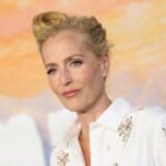 Gillian Anderson Confronts Superfans Over Distractions at London Theater Gillian Anderson Confronts Superfans Over Distractions at London Theater