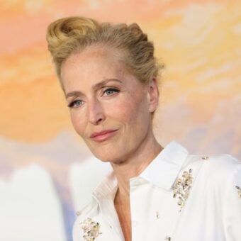 Gillian Anderson Confronts Superfans Over Distractions at London Theater Gillian Anderson Confronts Superfans Over Distractions at London Theater