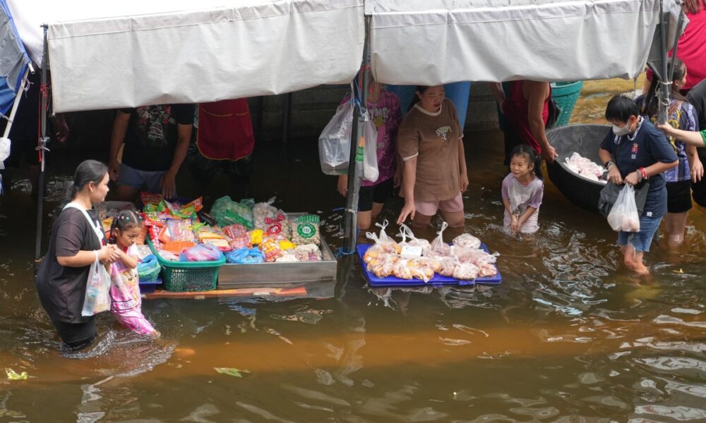 Bangkok Residents Frustrated as Flooding Crisis Escalates, Death Toll Reaches 31 Bangkok Residents Frustrated as Flooding Crisis Escalates, Death Toll Reaches 31