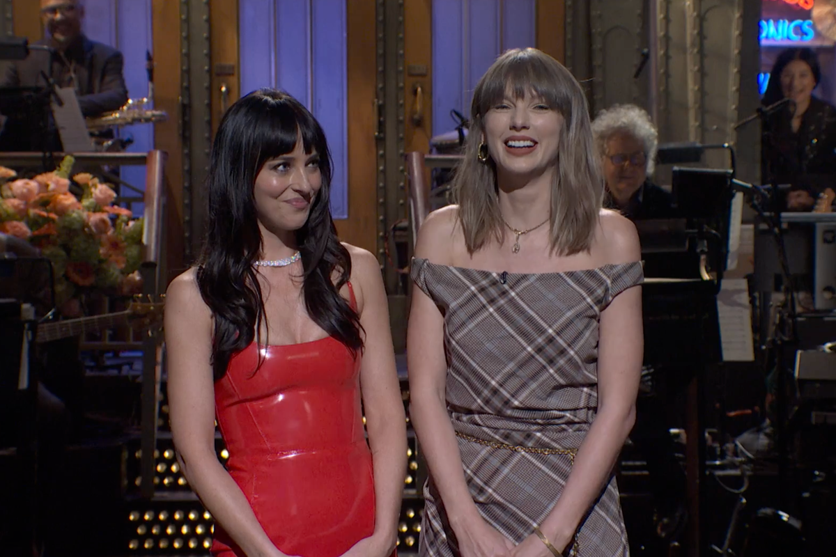 Taylor Swift Surprises ‘Saturday Night Live’ with Cameo as Dakota Johnson Jokes About Breakups Taylor Swift Surprises ‘Saturday Night Live’ with Cameo as Dakota Johnson Jokes About Breakups