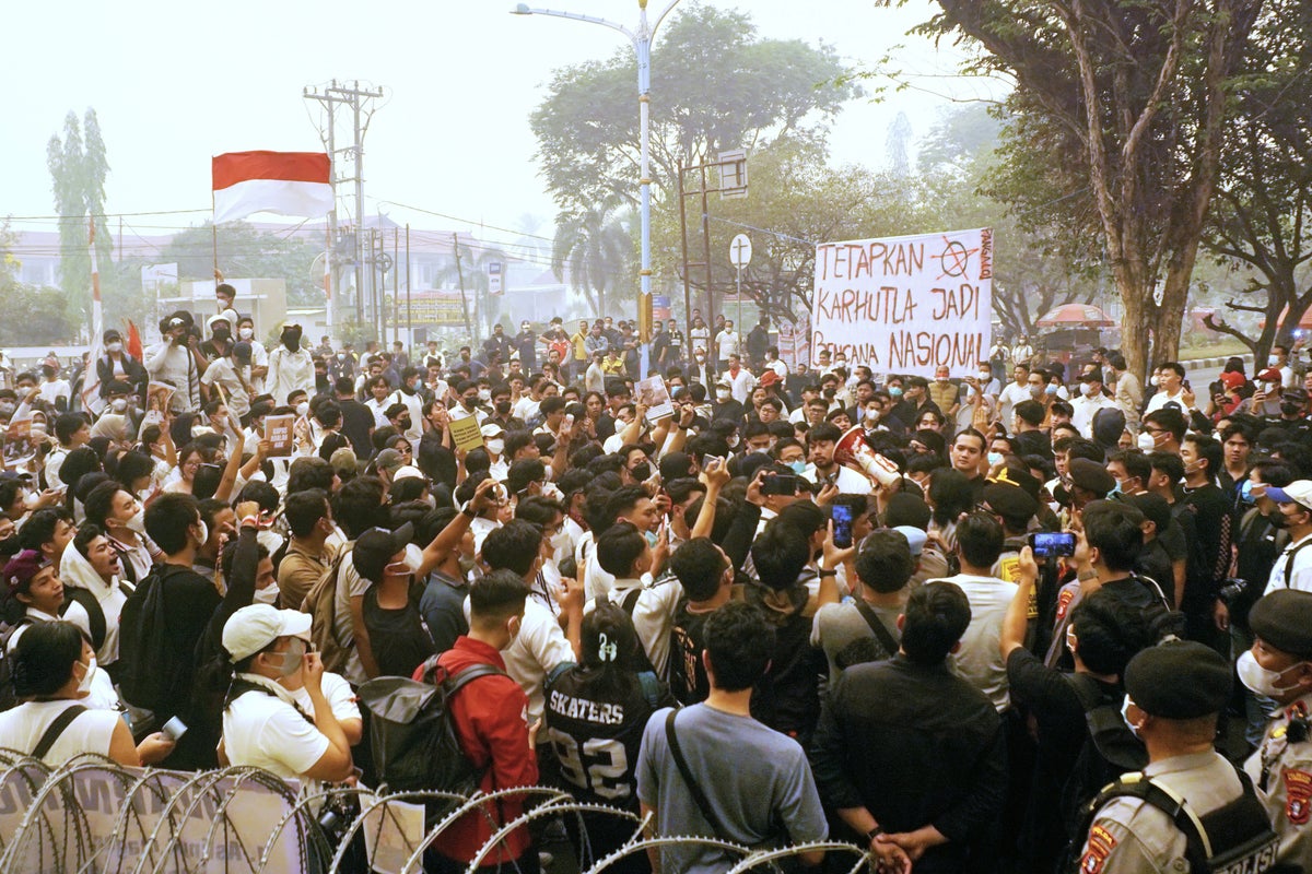 Indonesian Students Demand National Emergency as Toxic Haze Chokes Southeast Asia