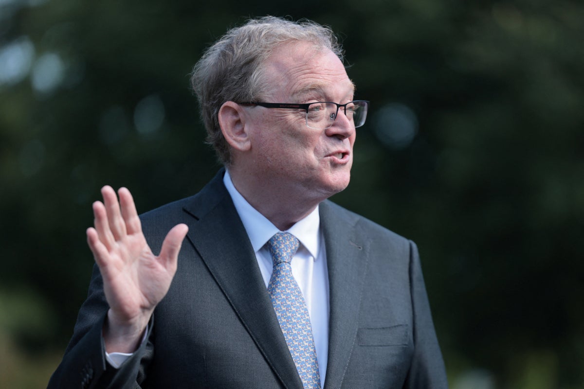 Trump’s Economic Adviser Defends Economy Amid Polling Contradictions