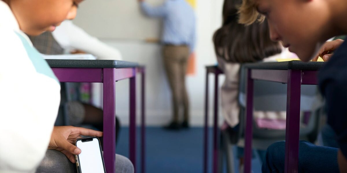 Parents Find Evidence to Support Smartphone Bans for Kids