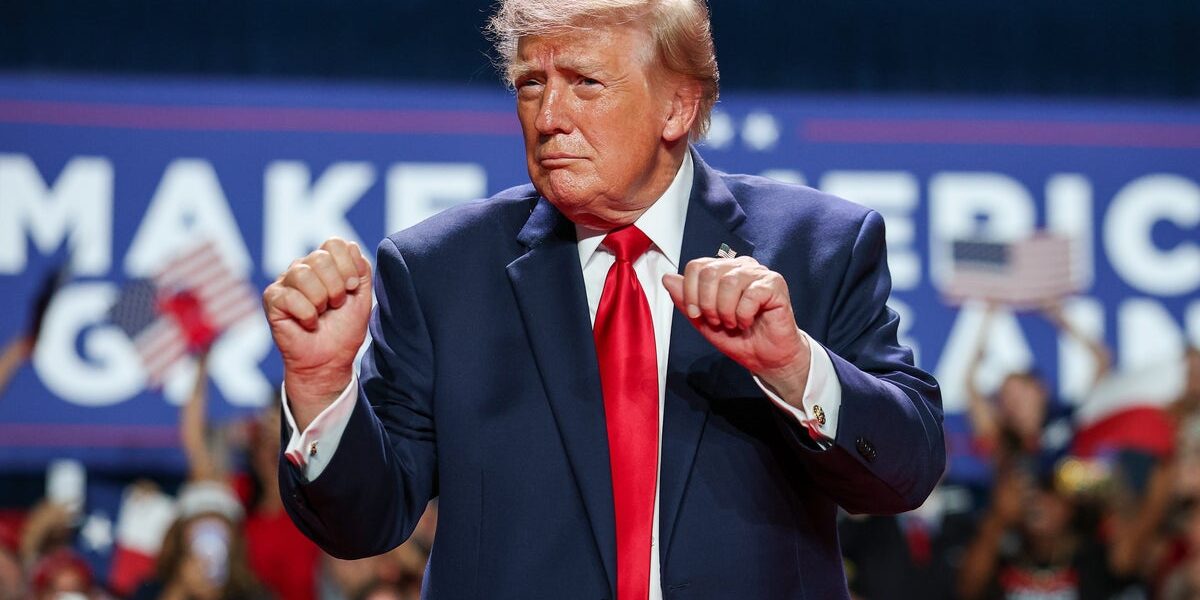 Trump Mocks Hecklers at Texas Rally, Calls for ‘Paid Protesters’ to Leave Trump Mocks Hecklers at Texas Rally, Calls for ‘Paid Protesters’ to Leave