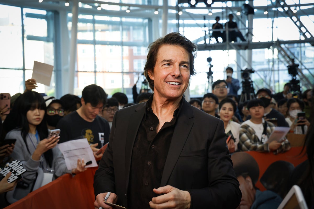 Tom Cruise Honors Charity Fundraiser During Surprise Visit Tom Cruise Honors Charity Fundraiser During Surprise Visit
