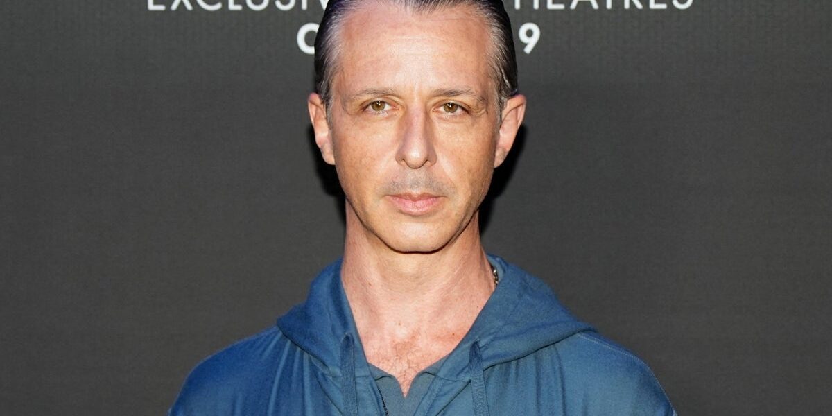 Jeremy Strong Defends Method Acting, Says He Won’t Apologize for ‘Uncomfortable’ Approach Jeremy Strong Defends Method Acting, Says He Won’t Apologize for ‘Uncomfortable’ Approach