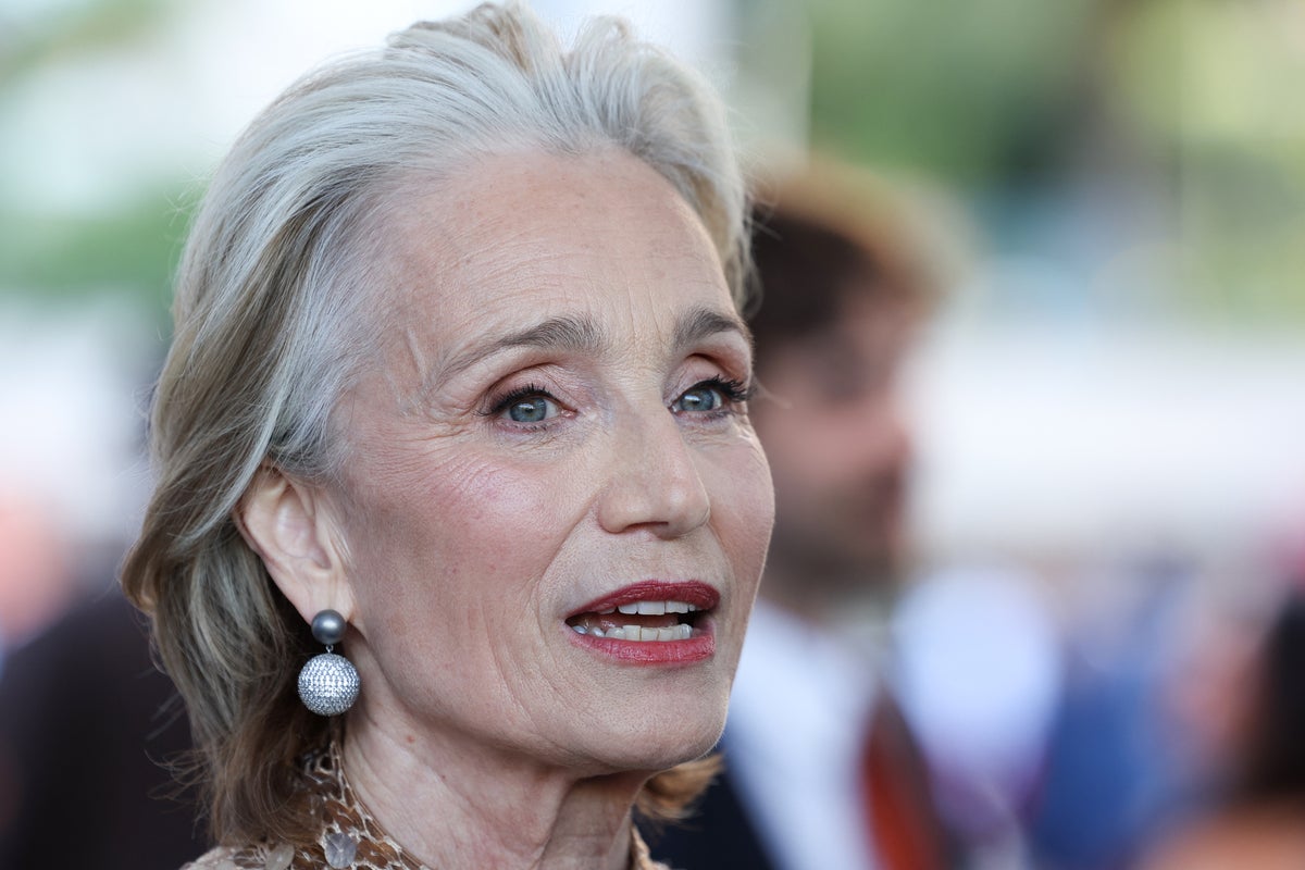 Kristin Scott Thomas Exposes Theatergoer’s Unseemly Behavior During Performance Kristin Scott Thomas Exposes Theatergoer’s Unseemly Behavior During Performance