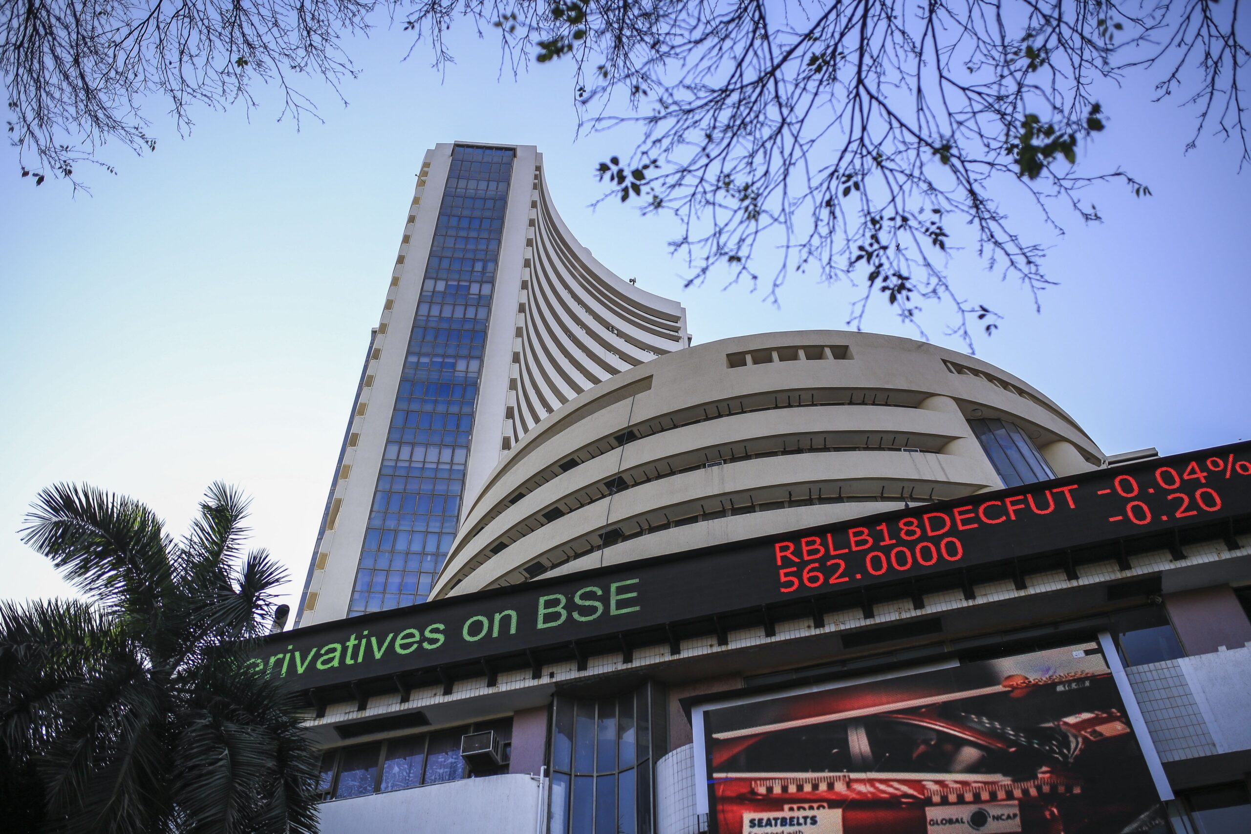Indian Markets Slip as Oil Prices Surge; Jio Platforms Sees Strong Market Debut