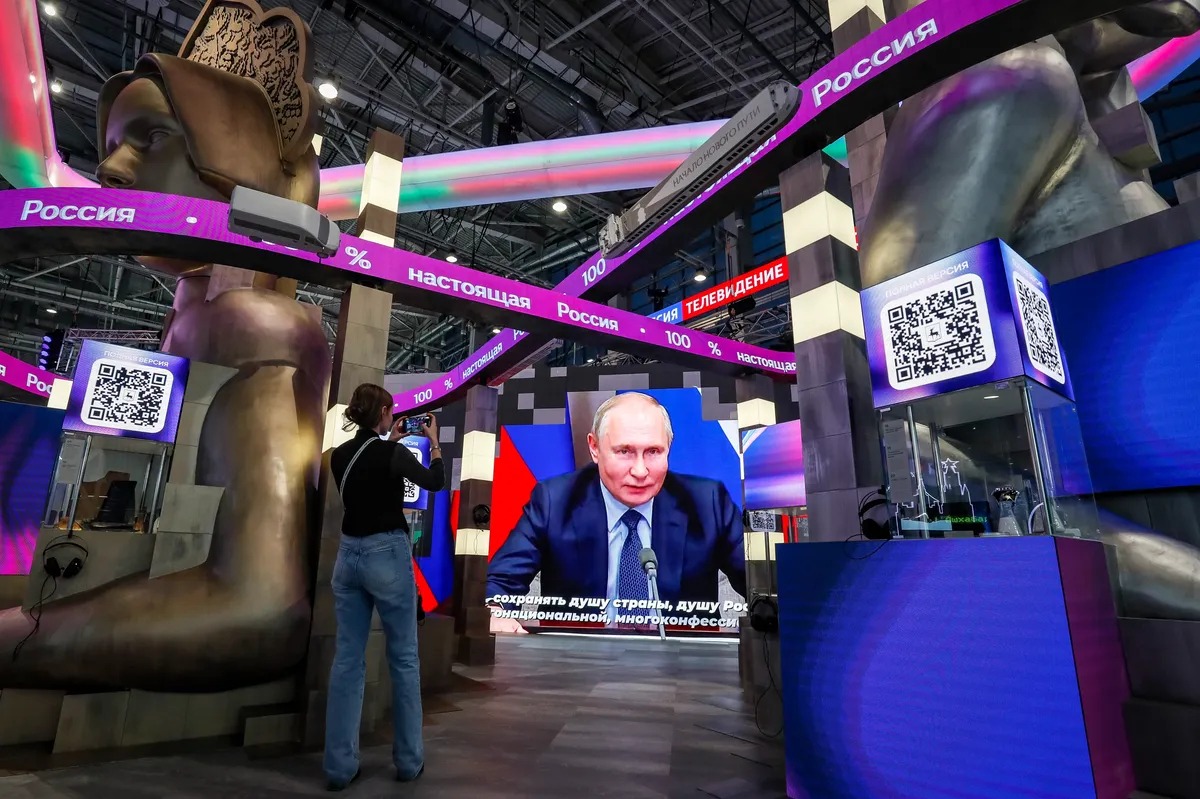 Vladimir Putin Lauds Elon Musk as a Genius as Russia Develops Starlink Rival