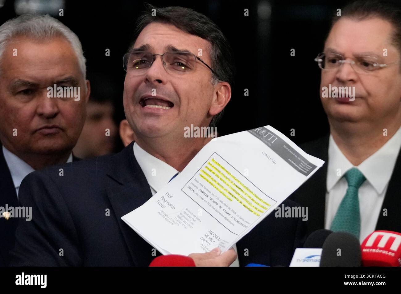 Senator Flavio Bolsonaro Misses Supreme Court Deadline to Surrender Passports