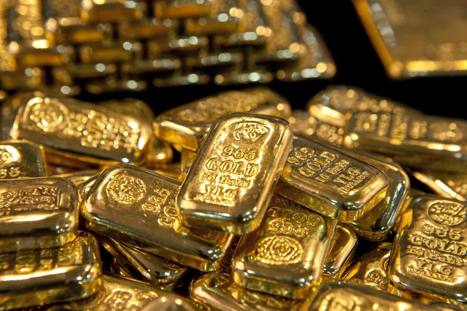 Gold Outlook Dimmed by Strong Dollar and High Yields as Central Banks Provide Floor