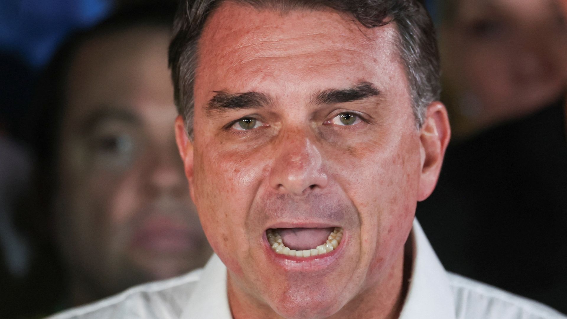 Flávio Bolsonaro and Family Granted U.S. Visas Following Election Defeat