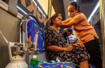 Indonesia Deploys Oxygen Buses as Borneo Wildfire Haze Triggers Health Crisis