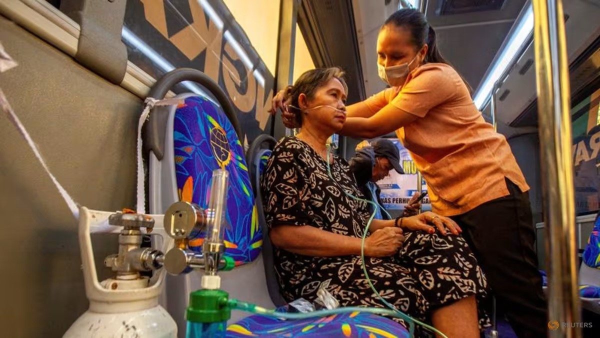 Indonesia Deploys Oxygen Buses as Borneo Wildfire Haze Triggers Health Crisis