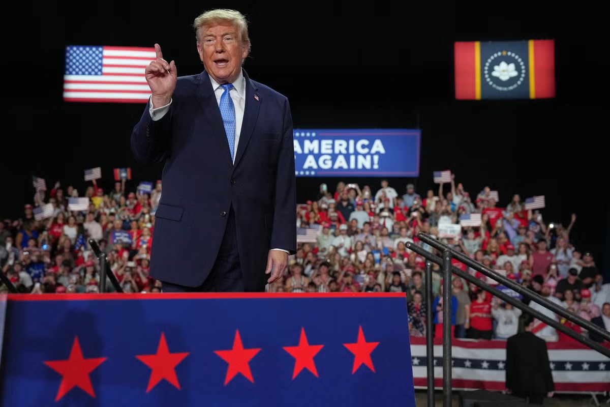 Trump Fires Back After Obama Mocks White House Decor as ‘Saddam Hussein’s Cheesecake Factory’ Trump Fires Back After Obama Mocks White House Decor as ‘Saddam Hussein’s Cheesecake Factory’