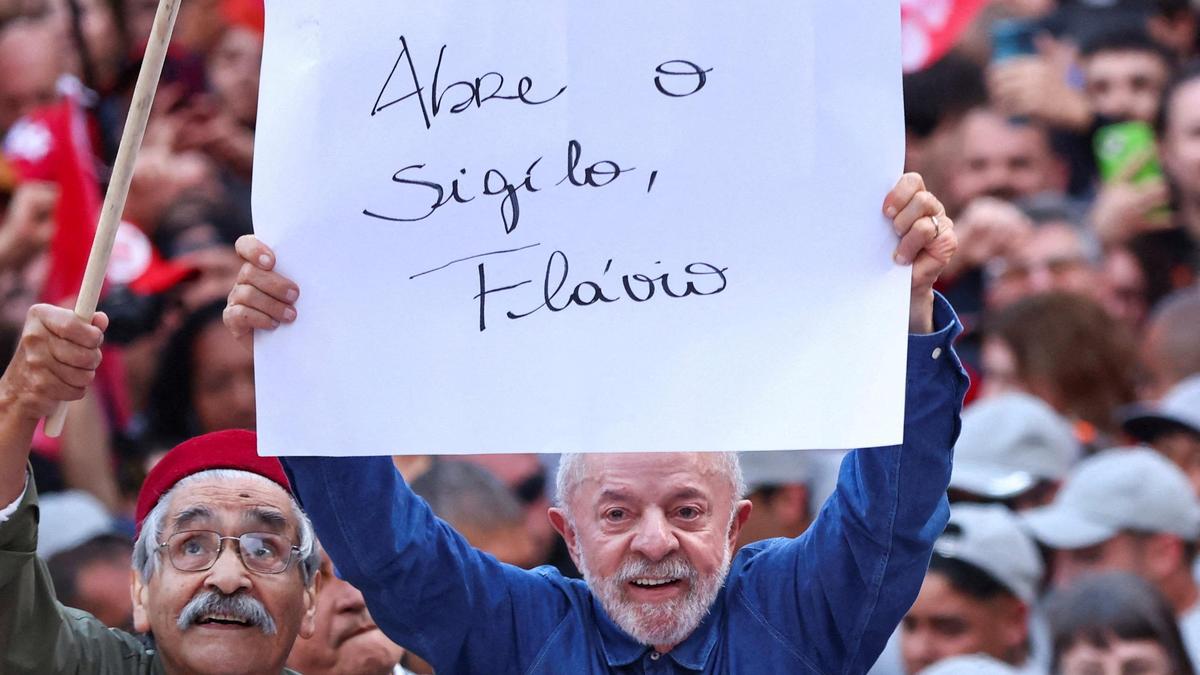 Brazil Election Heats Up: Lula Rallies Supporters as Flávio Bolsonaro Leverages Big Tech