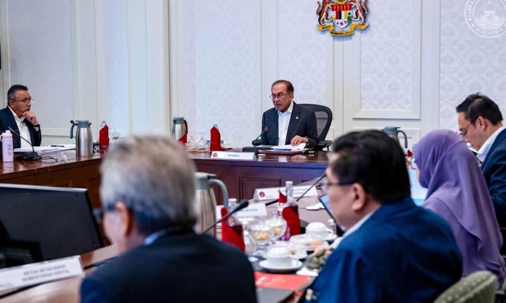 Malaysia PM Anwar Ibrahim Warns Citizens Against Waze Over Data Security