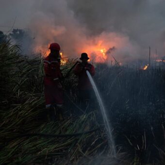 Indonesia Boosts Firefighting Efforts as Regional Aid Offers Unaddressed Indonesia Boosts Firefighting Efforts as Regional Aid Offers Unaddressed
