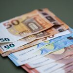 Dollar Retreats as AI Market Volatility Triggers Global Currency Shift