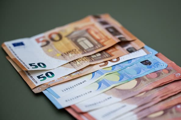 Dollar Retreats as AI Market Volatility Triggers Global Currency Shift Dollar Retreats as AI Market Volatility Triggers Global Currency Shift