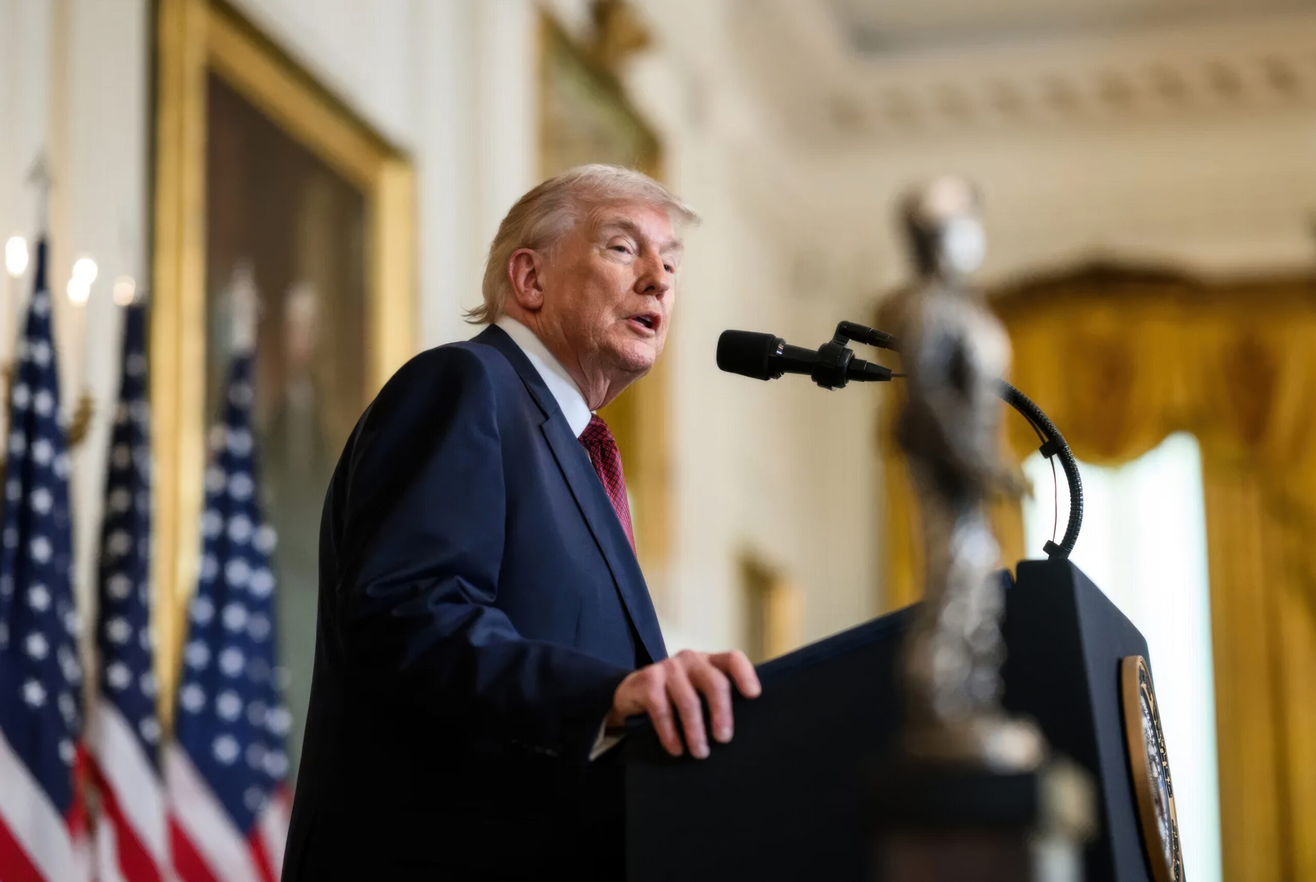 Trump Weighs Swift Conclusion to Iran Conflict Against Gradual De-escalation