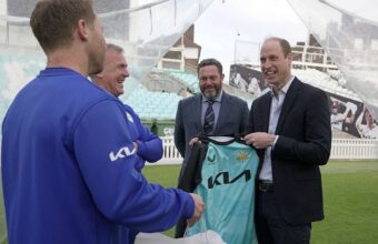 Prince William Turns London’s Mall Into Cricket Pitch Ahead of Earthshot Prize Prince William Turns London’s Mall Into Cricket Pitch Ahead of Earthshot Prize