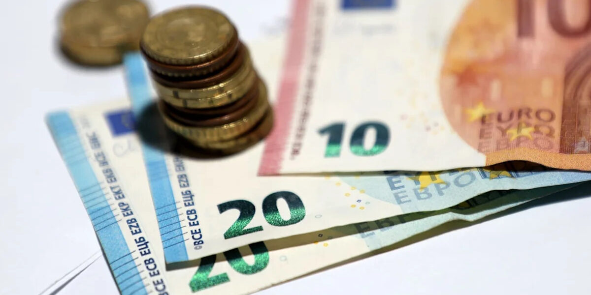 French Debt Concerns Send Euro to 17-Month Low Amid Contagion Fears French Debt Concerns Send Euro to 17-Month Low Amid Contagion Fears