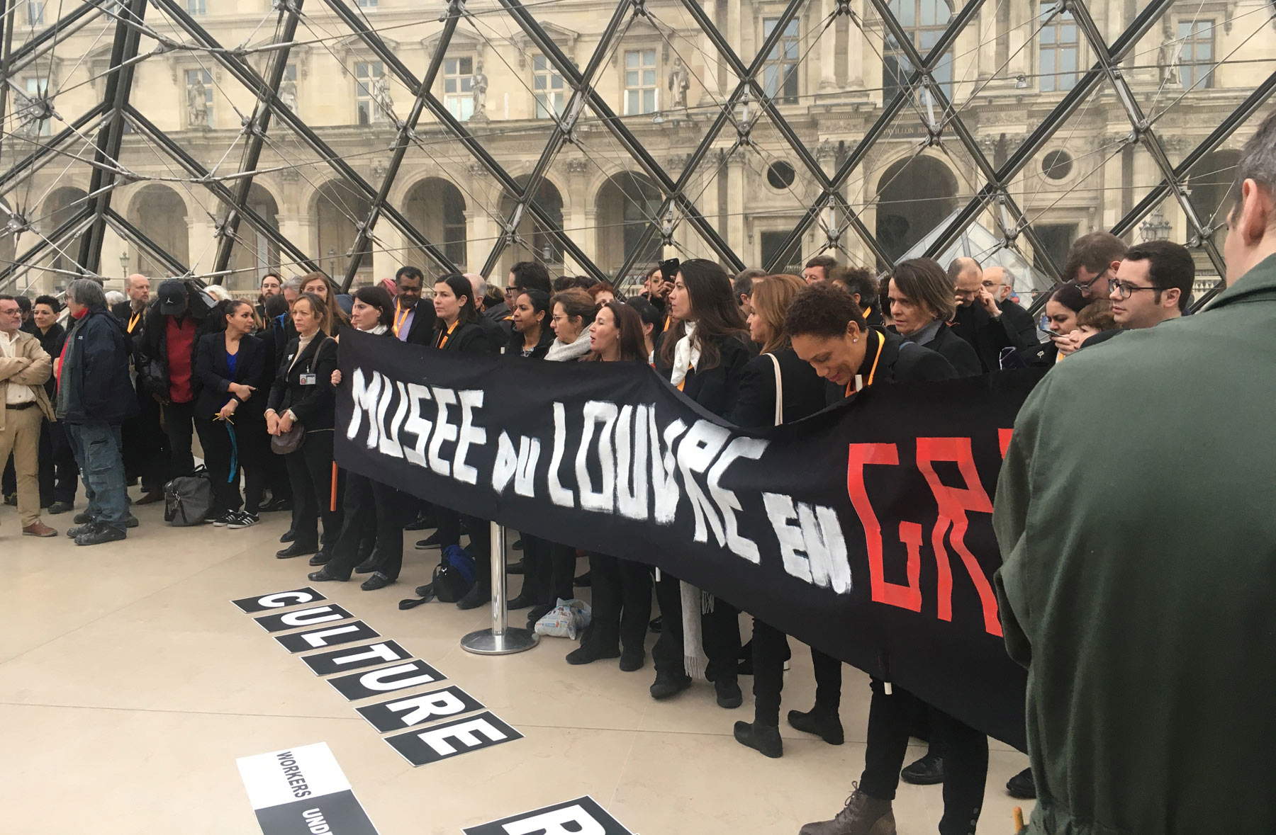 Paris Shuts Major Museums As 70,000 Police Deployed For Protests Paris Shuts Major Museums As 70,000 Police Deployed For Protests