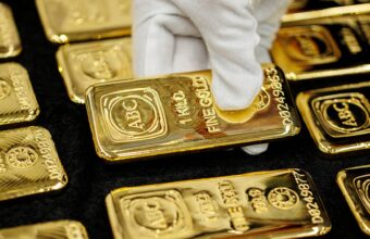 Gold Prices Poised for Weekly Decline as Markets Brace for Federal Reserve Rate Hikes