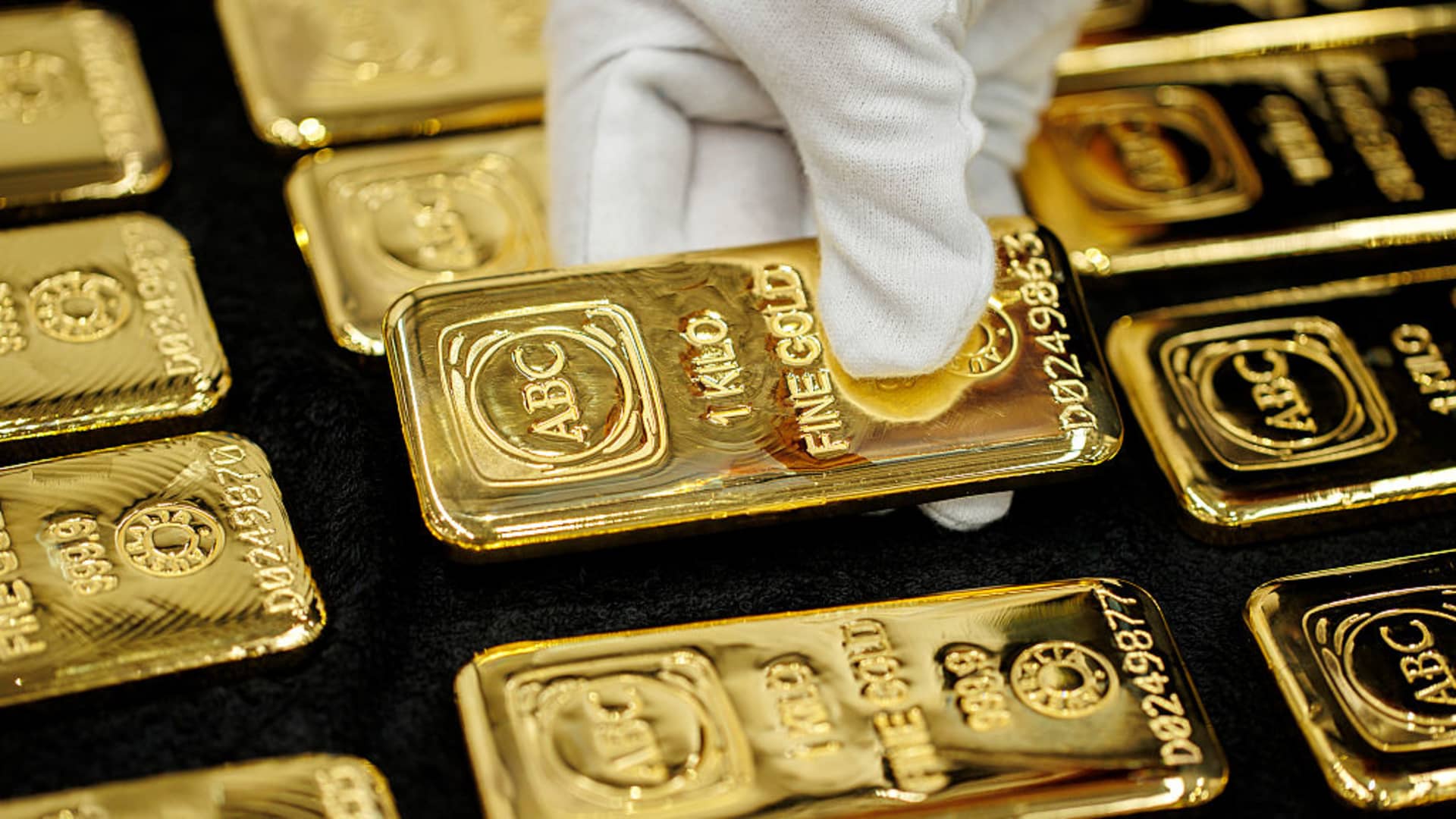 Gold Prices Poised for Weekly Decline as Markets Brace for Federal Reserve Rate Hikes