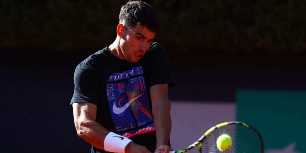 Alcaraz Overcomes Serve Struggles to Defeat Michelsen in Tokyo