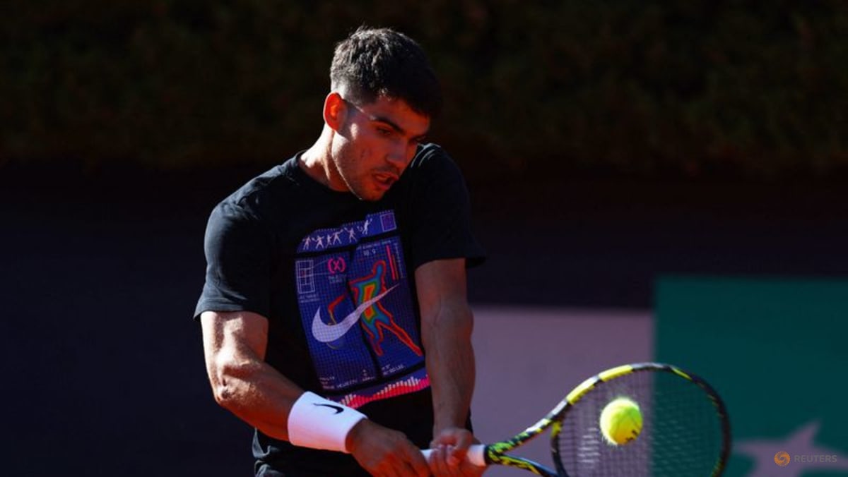 Alcaraz Overcomes Serve Struggles to Defeat Michelsen in Tokyo Alcaraz Overcomes Serve Struggles to Defeat Michelsen in Tokyo