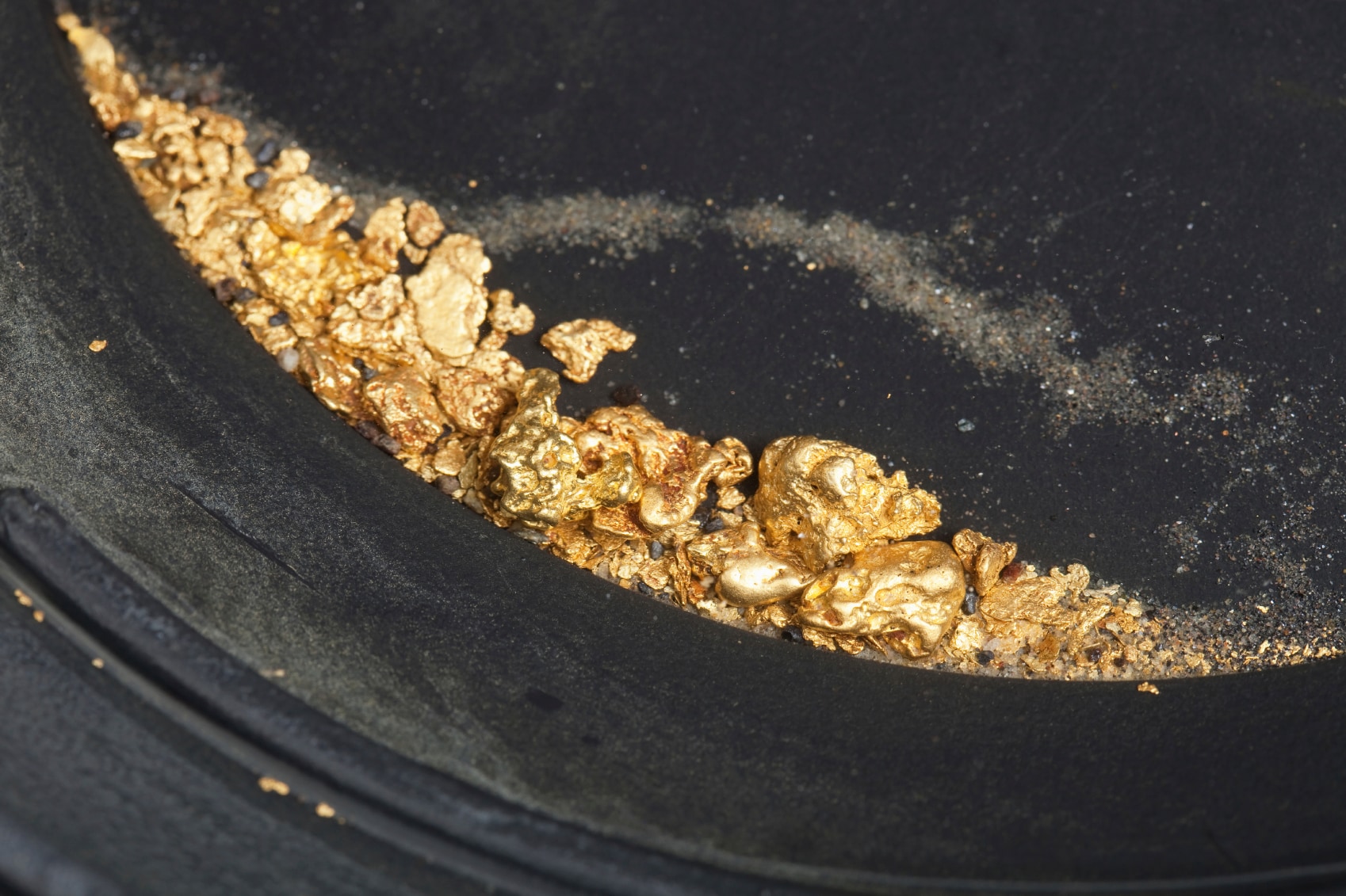 Gold Prices Rally Over 1% as Dollar Weakens Following Recent Lows Gold Prices Rally Over 1% as Dollar Weakens Following Recent Lows