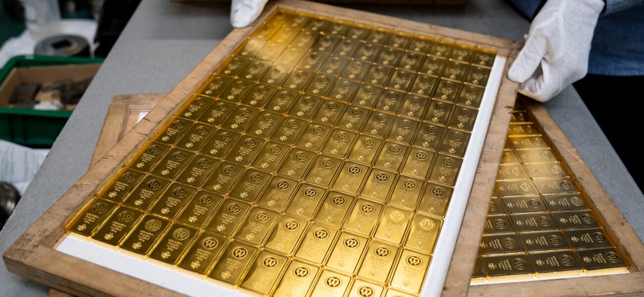 Gold Slides as Dollar Strength and Inflation Data Weigh on Markets