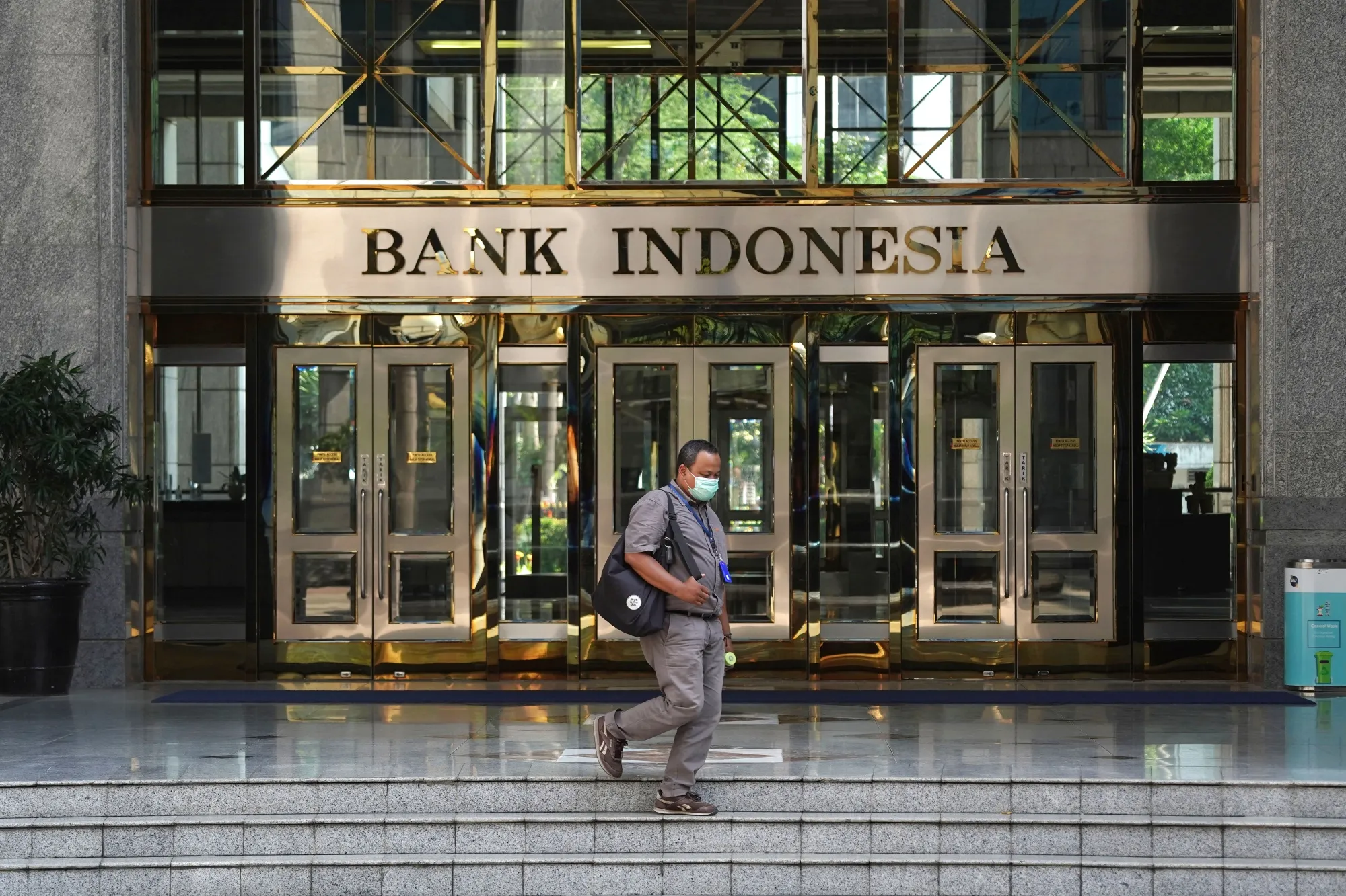 Bank Indonesia Narrowly Expected to Hold Interest Rates Amid Market Turmoil Bank Indonesia Narrowly Expected to Hold Interest Rates Amid Market Turmoil