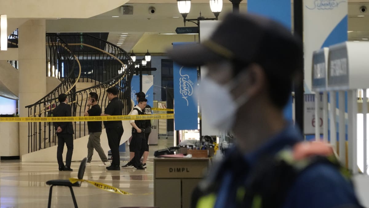 Incheon Stabbing Toll Climbs to 10 as South Korean Police Investigate Mall Attack Incheon Stabbing Toll Climbs to 10 as South Korean Police Investigate Mall Attack