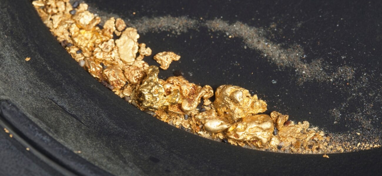 Gold Climbs on Weaker Dollar and Oil Slump as Fed Policy Outlook Looms