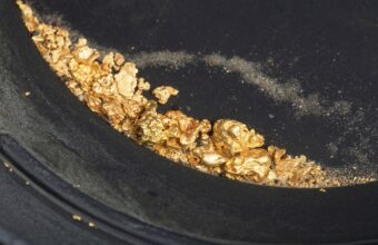 Gold Climbs on Weaker Dollar and Oil Slump as Fed Policy Outlook Looms Gold Climbs on Weaker Dollar and Oil Slump as Fed Policy Outlook Looms