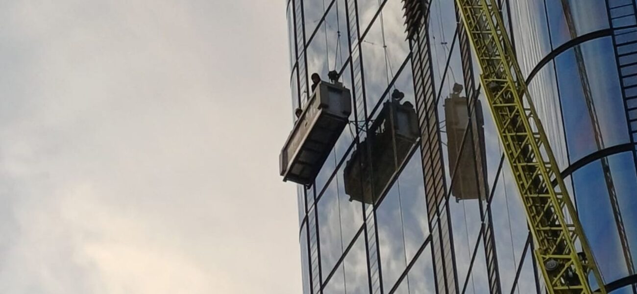 Window Cleaners Safely Rescued from 15th Floor of London Skyscraper Window Cleaners Safely Rescued from 15th Floor of London Skyscraper